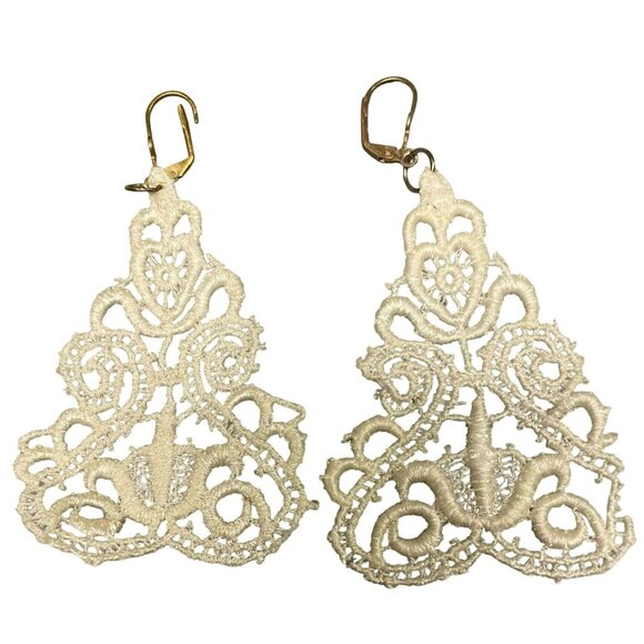 Vintage White Lace Doily Filigree Pierced Earrings - Picture 1 of 3